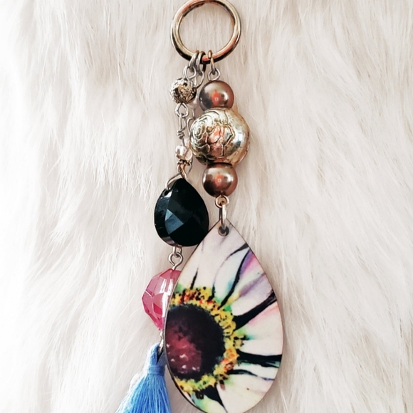 Artsy Daisy Necklace - Picture 11 of 11